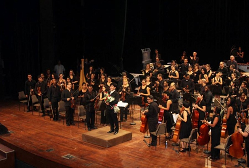 Удирдаач Б.Лхагвасүрэн Куба улсын үндэсний симфони найрал хөгжмийн чуулгыг удирдан тоглов