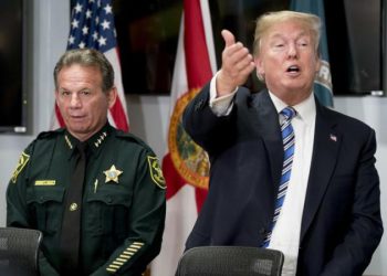 АНУ-ын Ерөнхийлөгч Трамп багш нарыг зэвсэглэх санааг дэмжиж байна