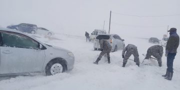 Онцгой байдлын алба хаагчид өчигдөр 45 автомашиныг цаснаас татан гаргаж, 138 иргэний аюулгүй байдлыг хангажээ
