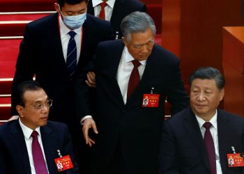 Хятадын ерөнхийлөгч асан Ху Жинтаог чуулганы танхимаас албадан гаргажээ