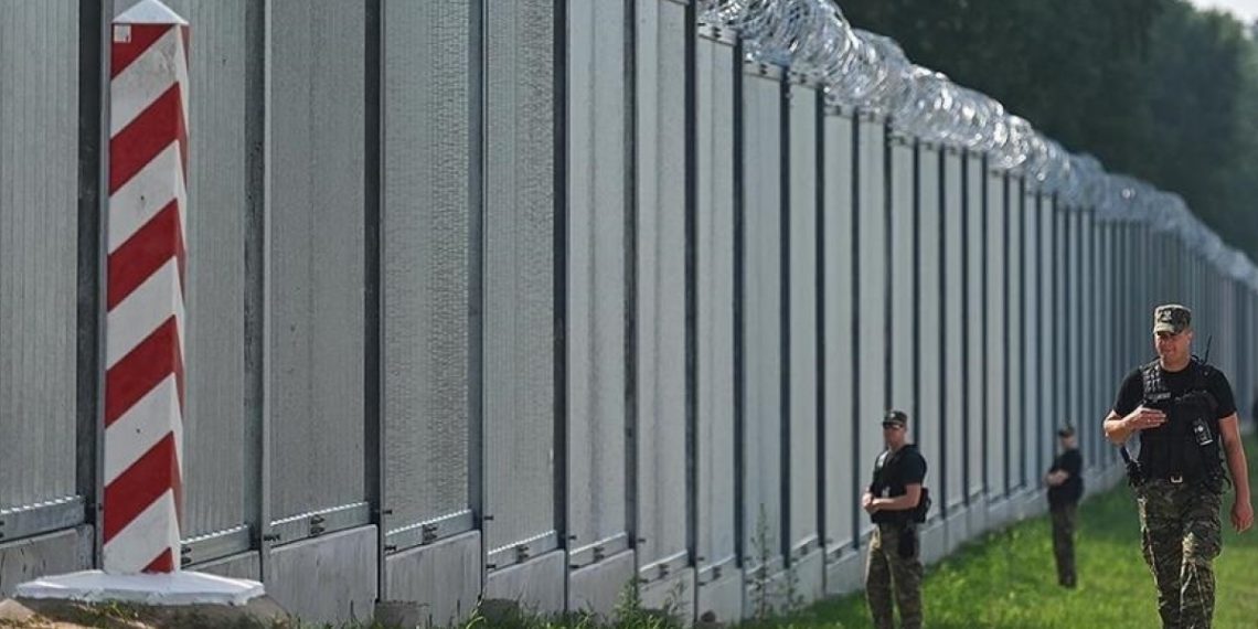 Польш улс Беларусьтай залгаа хил дагуу хана босгож дууслаа