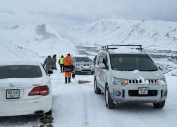 Улсын хэмжээнд өчигдөр 295 автомашинтай 626 иргэн цасанд боогдож, суусан байсныг гаргажээ