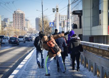 Гялгар хавтантай 13 гудамжны явган замыг стандартад нийцүүлэхээр гадаргууг нь шатааж, барзайлгах зэрэг техникийг туршиж байна