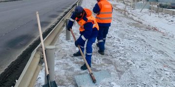 380 гаруй ажилтан 61 техник хэрэгсэлтэй уртасгасан цагаар ажиллаж, зам талбайн цас, мөсийг цэвэрлэж байна