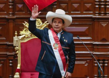 Парламентаа тараахыг хүссэн Перугийн ерөнхийлөгчийг парламент нь огцрууллаа