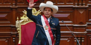 Парламентаа тараахыг хүссэн Перугийн ерөнхийлөгчийг парламент нь огцрууллаа