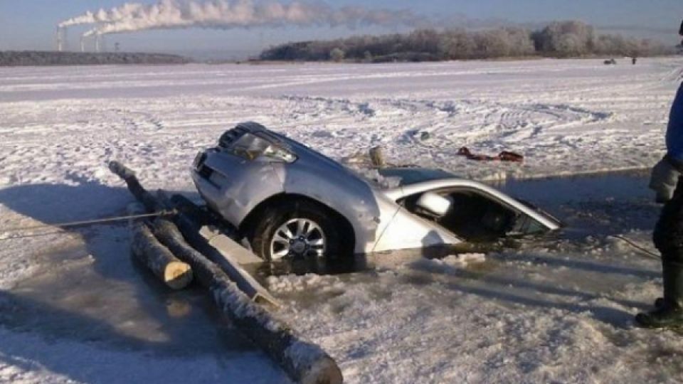Голын мөсөн дээгүүр машинтайгаа зорчсоноос цөмрөх, осолдох тохиолдол гарсаар байна