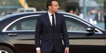 Франц улсын ерөнхийлөгч Эммануэл Макрон шөнийн 02:00 цагийн үед нутаг буцжээ
