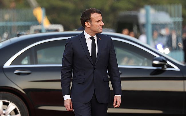 Франц улсын ерөнхийлөгч Эммануэл Макрон шөнийн 02:00 цагийн үед нутаг буцжээ