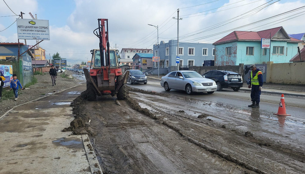 Зам талбайд цэвэрлэгээ хийж байна