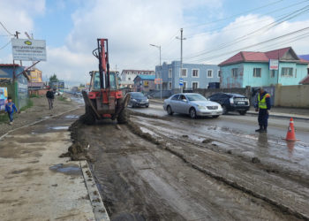 Зам талбайд цэвэрлэгээ хийж байна