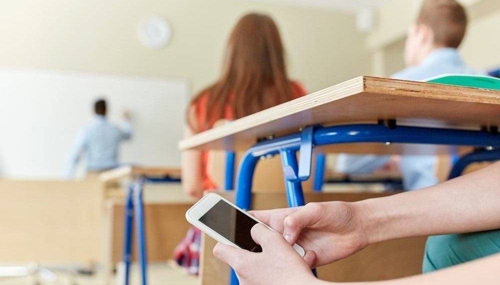 ЮНЕСКО сургуулиудад ухаалаг гар утас хэрэглэхийг дэлхий нийтээрээ хориглохыг уриалжээ