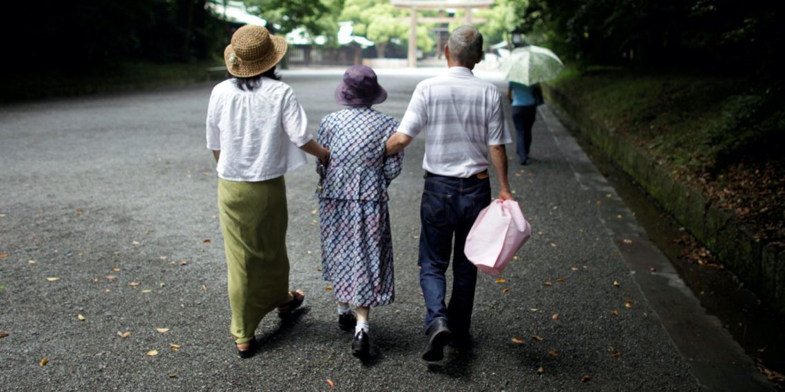 Япон улсад 100 давсан настай 92,139 хүн амьдарч байгаагийн 88 хувь нь эмэгтэйчүүд байна