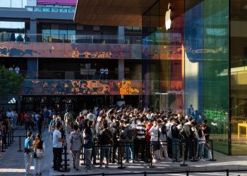 Хятадууд хоригийг үл тоон “Apple”-ийн дэлгүүрүүдийг дүүргэжээ