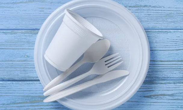 Англид нэг удаагийн хуванцар хоолны хэрэгслийг хориглох шийдвэр хэрэгжиж эхэллээ