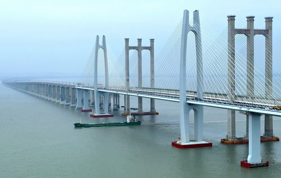 Далай дээгүүр тавьсан Хятадын анхны өндөр хурдны төмөр зам ашиглалтад оржээ