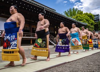 Сүмочдын жингийн асуудлаас болоод Japan Airlines компани тусгай нислэг зохион байгуулахад хүрчээ