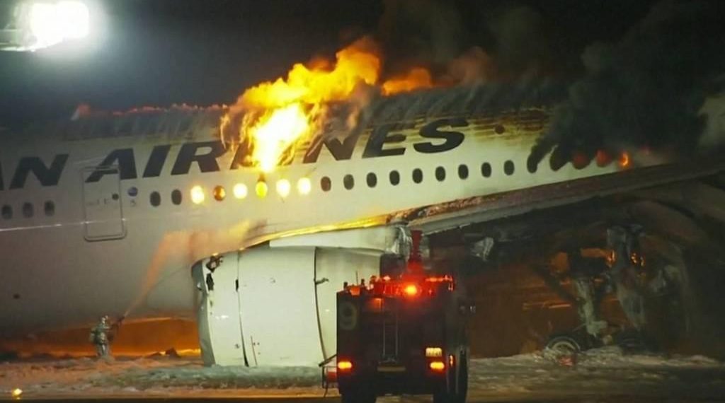 Japan Airlines компанийн онгоц газардах үедээ осолдож, шатсан ч 367 зорчигчийг амжилттай буулгажээ