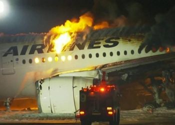 Japan Airlines компанийн онгоц газардах үедээ осолдож, шатсан ч 367 зорчигчийг амжилттай буулгажээ