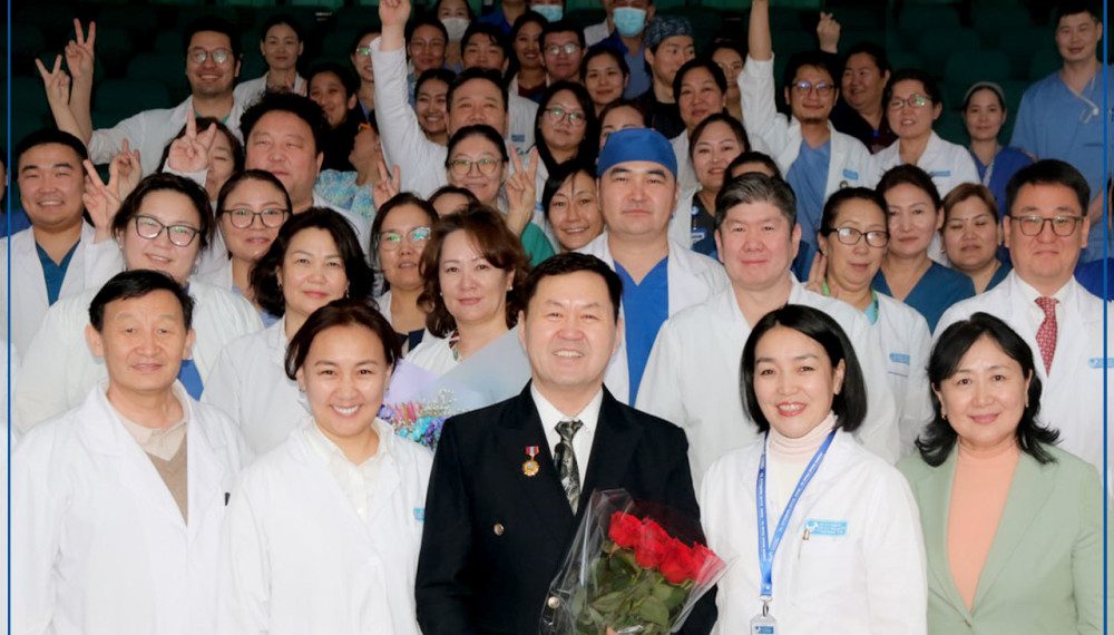 ЭХЭМҮТ-ийн мэс засалч А.Цэнджав Монгол Улсын гавьяат эмч боллоо