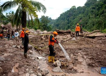 Индонези улсад үер бууж хөрсний гулгалт үүссэний улмаас 32 хүний амь эрсэджээ