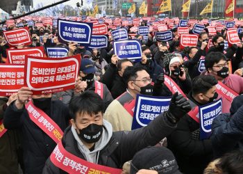 Өмнөд Солонгосын эмч нар засгийн газрынхаа шийдвэрийг эсэргүүцэн жагсжээ