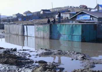 Сүхбаатар дүүргийн нутаг дэвсгэрт шар усны үерт автсан айлын байшингаас таван тонн орчим ус соруулжээ