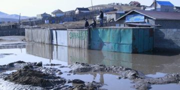 Сүхбаатар дүүргийн нутаг дэвсгэрт шар усны үерт автсан айлын байшингаас таван тонн орчим ус соруулжээ