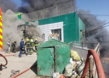 Баянхошууны “Миний” дэлгүүрийн агуулахад гарсан галыг унтраахаар ажиллаж байна