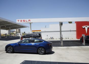 “Tesla”-ийн борлуулалт буурч, цахилгаан автомашинаа 2,000 ам.доллароор хямдруулжээ