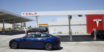 “Tesla”-ийн борлуулалт буурч, цахилгаан автомашинаа 2,000 ам.доллароор хямдруулжээ