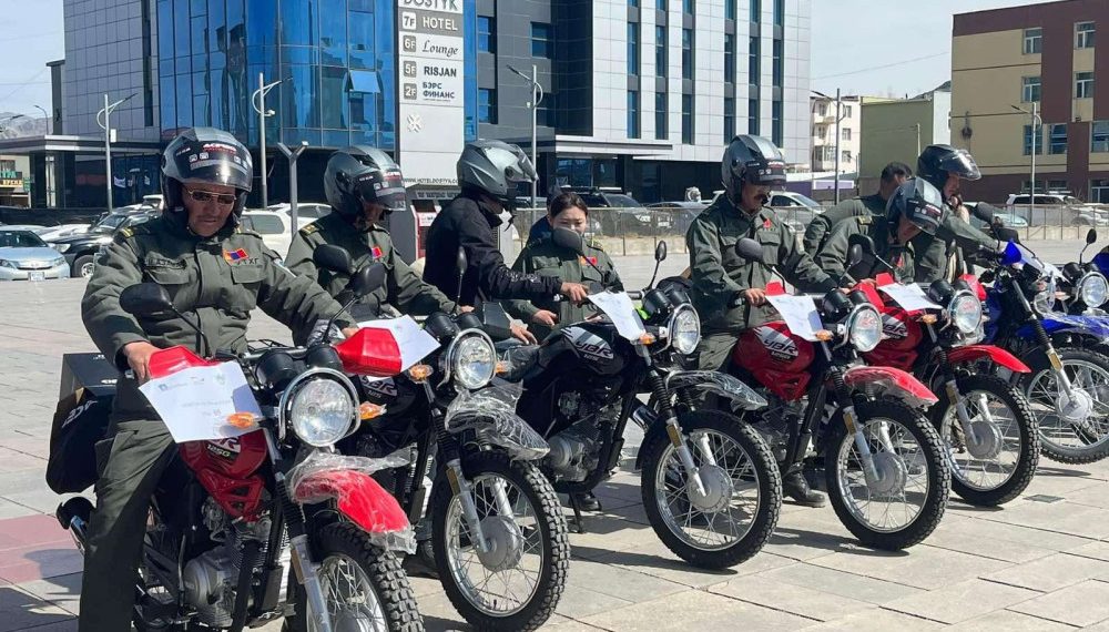 Байгаль хамгаалагчдад 32 мотоциклийг иж бүрэн хамгаалалтын хэрэгслийн хамт хүлээлгэн өгөв