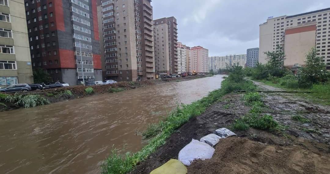 Сэлбэ гол далангаа даван үерлэж болзошгүй