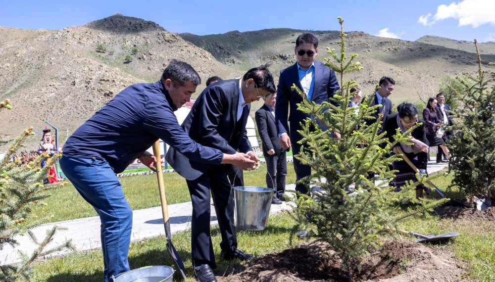 Лаос улсын Ерөнхийлөгч Тонглун Сисүлит гэргийн хамт дурсгалын мод тарилаа