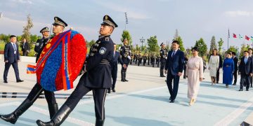 Ерөнхийлөгч У.Хүрэлсүх Узбекистан улсын “Тусгаар тогтнолын хөшөө”-нд хүндэтгэл үзүүлж, цэцэг өргөлөө