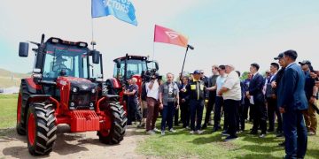 Беларусийн ерөнхийлөгчийн бэлэглэсэн хоёр тракторыг хүнсний хувьсгалд зориулна