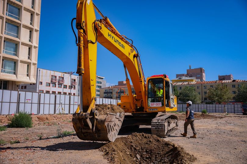 “Урт цагаан” худалдаа үйлчилгээний төвийг буулгасан талбайд далд зогсоол бүхий цэцэрлэгт хүрээлэнгийн бүтээн байгуулалтын ажил эхэллээ