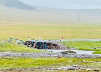 Өвөрхангай аймгийн Арвайхээрээс Хужирт орох замд гүүр нуржээ