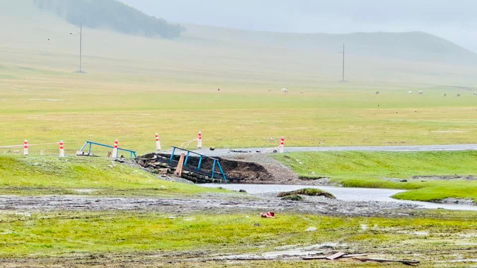 Өвөрхангай аймгийн Арвайхээрээс Хужирт орох замд гүүр нуржээ