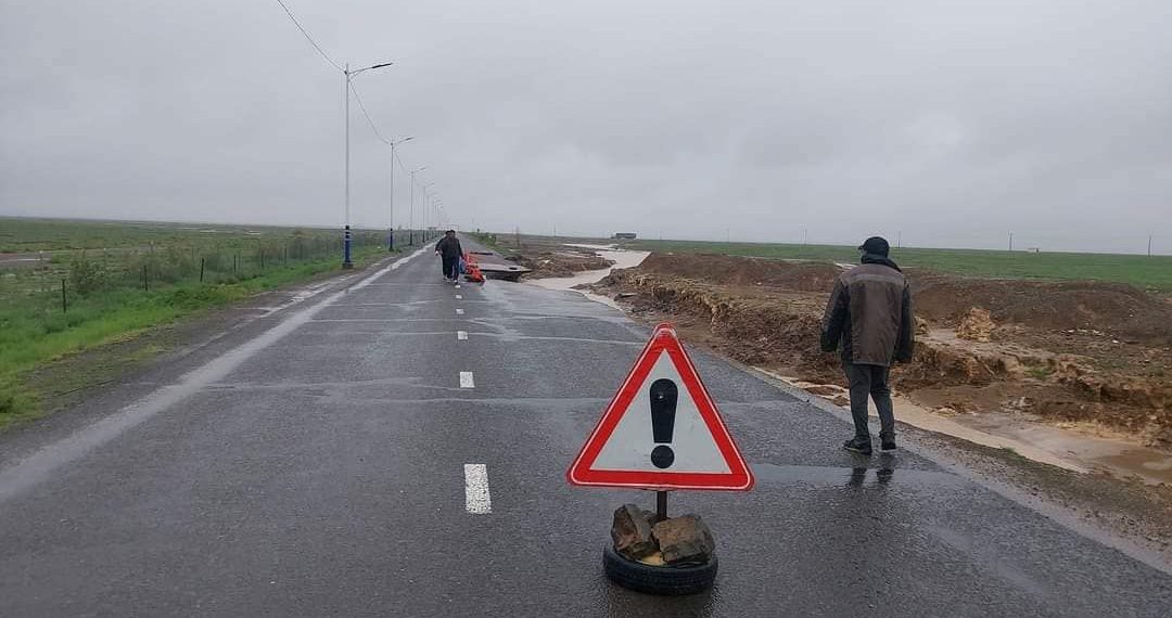 Мандалговь-Даланзадгад чиглэлийн зам үерийн улмаас эвдэрсэн тул анхааралтай зорчихыг сануулав