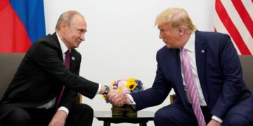 Дональд Трамп ОХУ-ын Ерөнхийлөгч Владимир Путинтэй утсаар ярьж, Украины дайныг хурцатгахгүй байхыг зөвлөсөн гэжээ