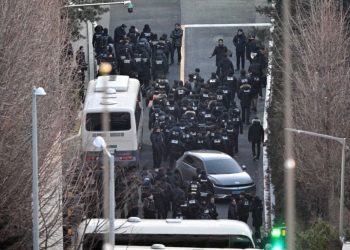 БНСУ-ын Ерөнхийлөгчийг баривчлахаар 3000 орчим цагдаа өргөөнийх нь гадаа очжээ