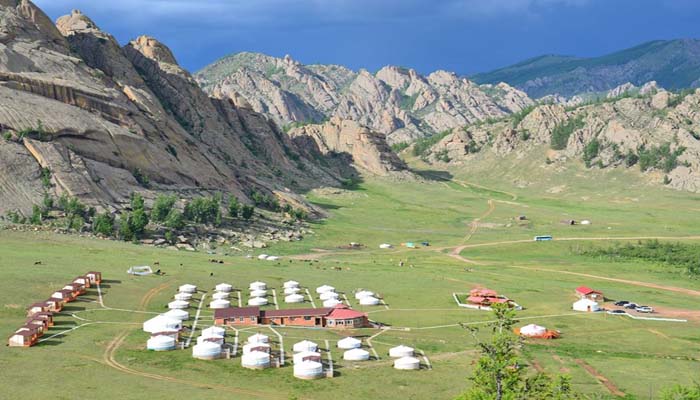 Тэрэлжид амралтын газруудын нүхэн жорлон, модон хашааг хална