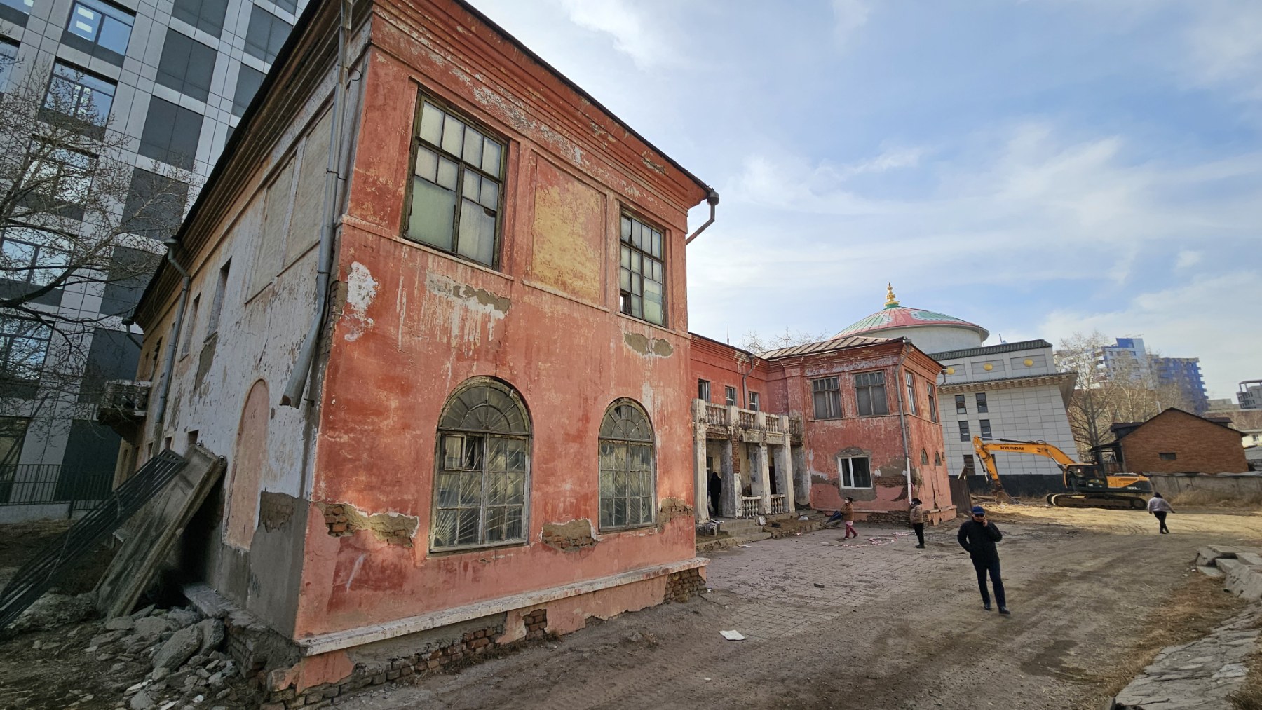 Хууль бусаар ашиглаж байсан эмийн үйлдвэрийн барилгыг албадан чөлөөлж, нурааж эхэллээ