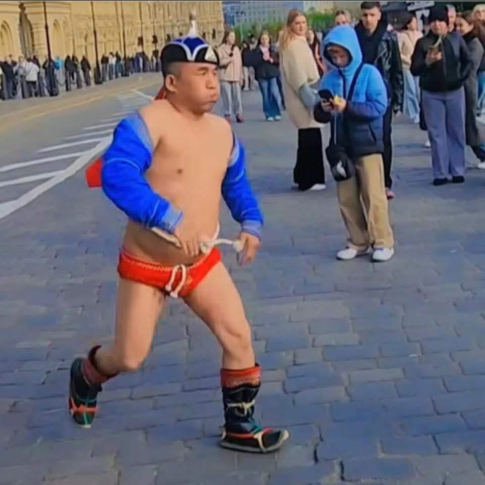 МҮБХ: Монгол бөхийн хувцас хэрэглэлийг өмсөн гараа дэвээг дуурайсан иргэнийг эрх бүхий байгууллагаар шалгуулж байгаа