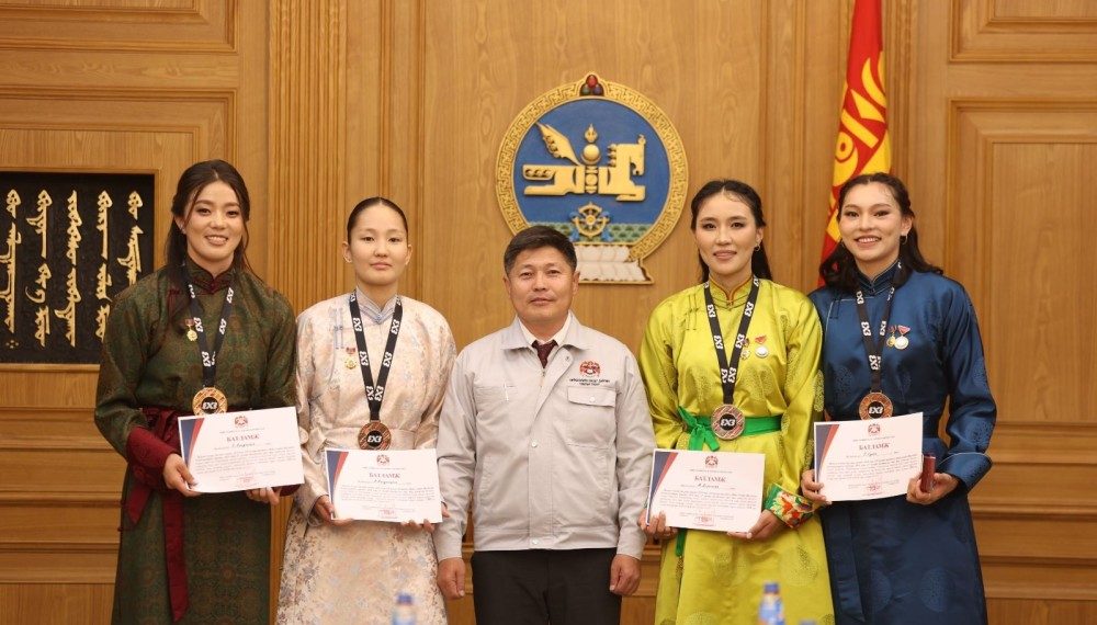 Хотын дарга Х.Нямбаатар шигшээ багийн тамирчдад орон сууцны батламж гардууллаа