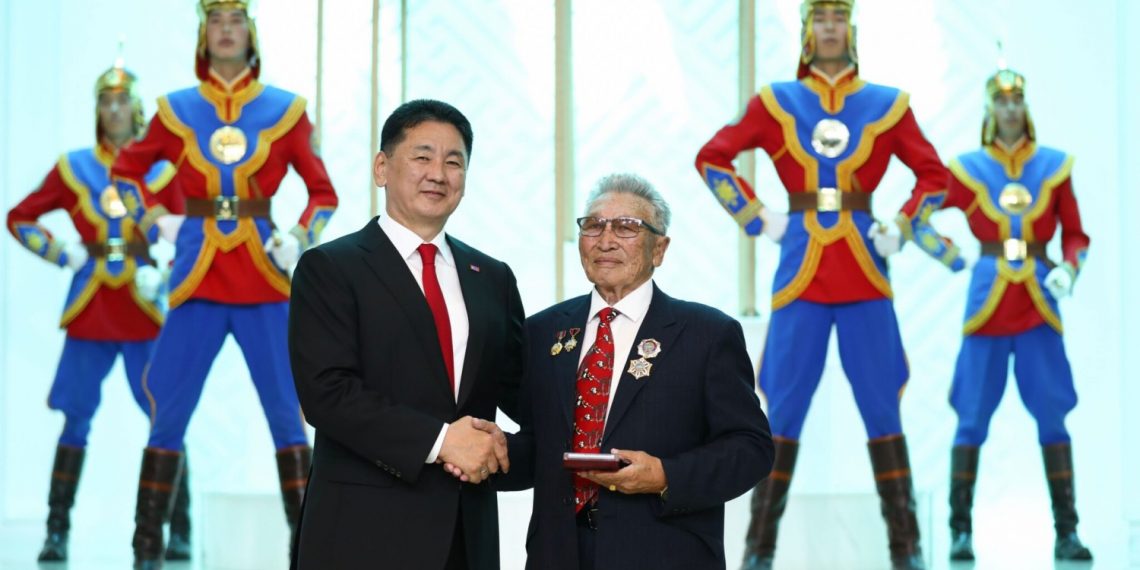 “Тахь адууг сэргээн нутагшуулж, зэрлэгшүүлсэн ажил” сэдэвт бүтээл Төрийн шагнал хүртлээ