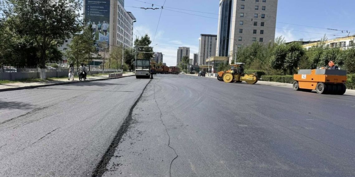 Тэмээтэй хөшөөний уулзвараас АПУ хүртэлх замыг засварлаж байна