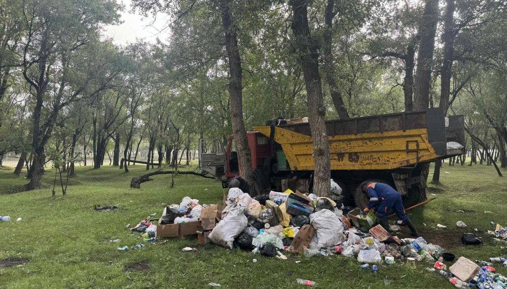 Туул гол орчмын хогийг цэвэрлэж, ариутгаж байна