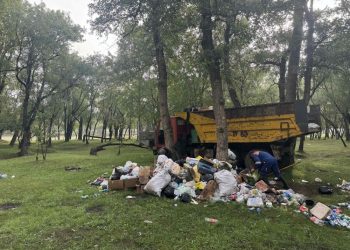 Туул гол орчмын хогийг цэвэрлэж, ариутгаж байна